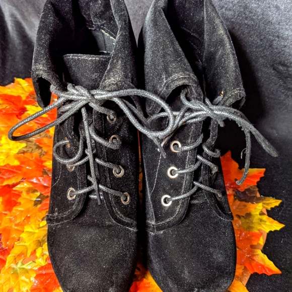 Black Velvet Platform Booties Size 9 Seriously Comfortable! - Picture 2 of 5